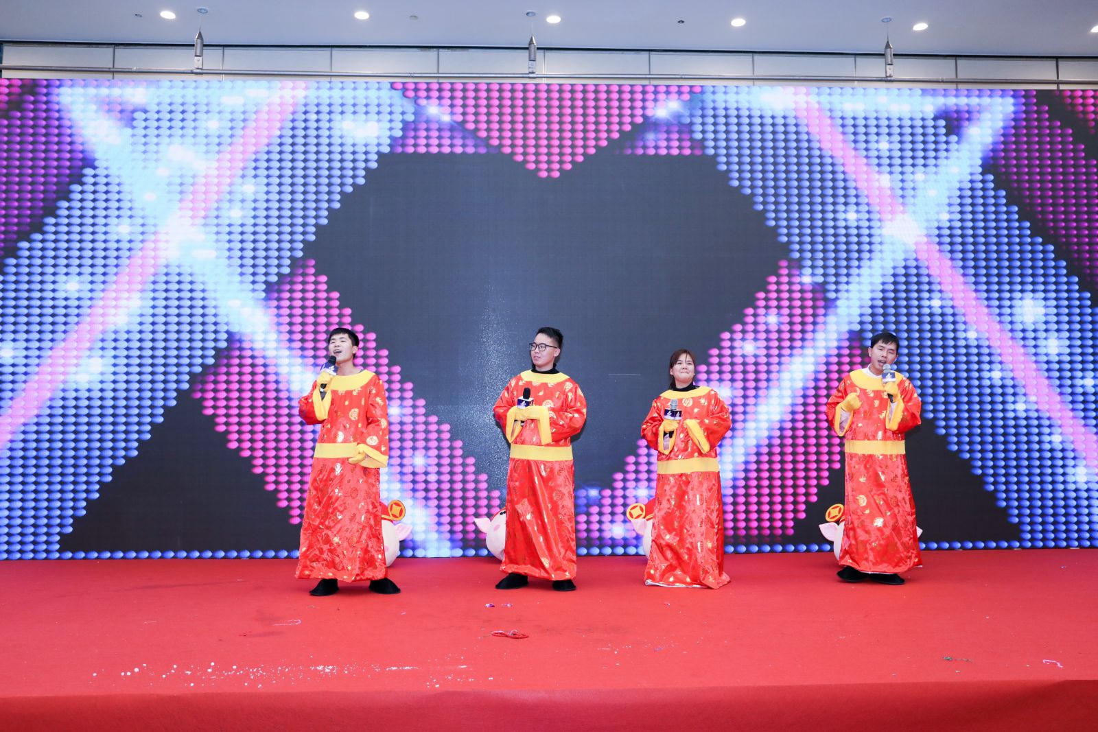 信達(dá)年會員工上臺表演