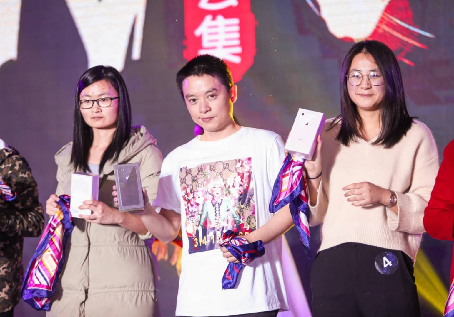 年會抽獎(jiǎng)環(huán)節(jié)：絲巾抽獎(jiǎng)